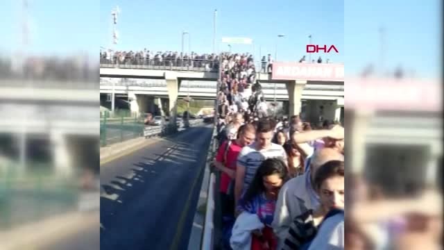 Altunizade metrobüs durağında insan seli
