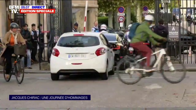 Le convoi de la famille de Jacques Chirac arrive aux Invalides pour une messe d'hommage