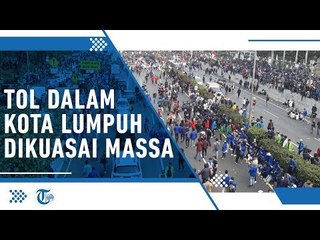 BREAKING NEWS Tol Dalam Kota Lumpuh, Dikuasai Massa yang Demo di Depan Gedung DPR RI