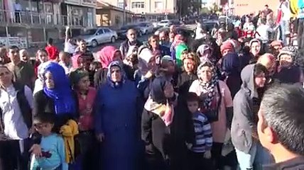 Arnavutköy'de hasarlı okul önünde veli eylemi