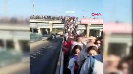 Altunizade metrobüs durağında insan seli