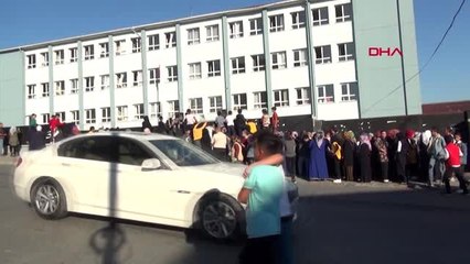 Arnavutköy'de az hasarlı okul önünde veli eylemi