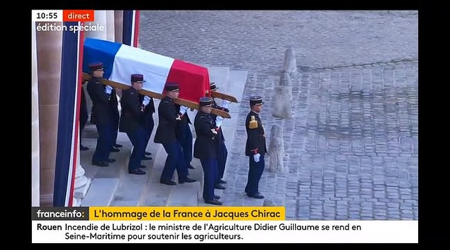 Hommage à Jacques Chirac: Regardez le début des honneurs militaires qui ont été rendus à l'ancien chef de l'État, en présence d'Emmanuel Macron