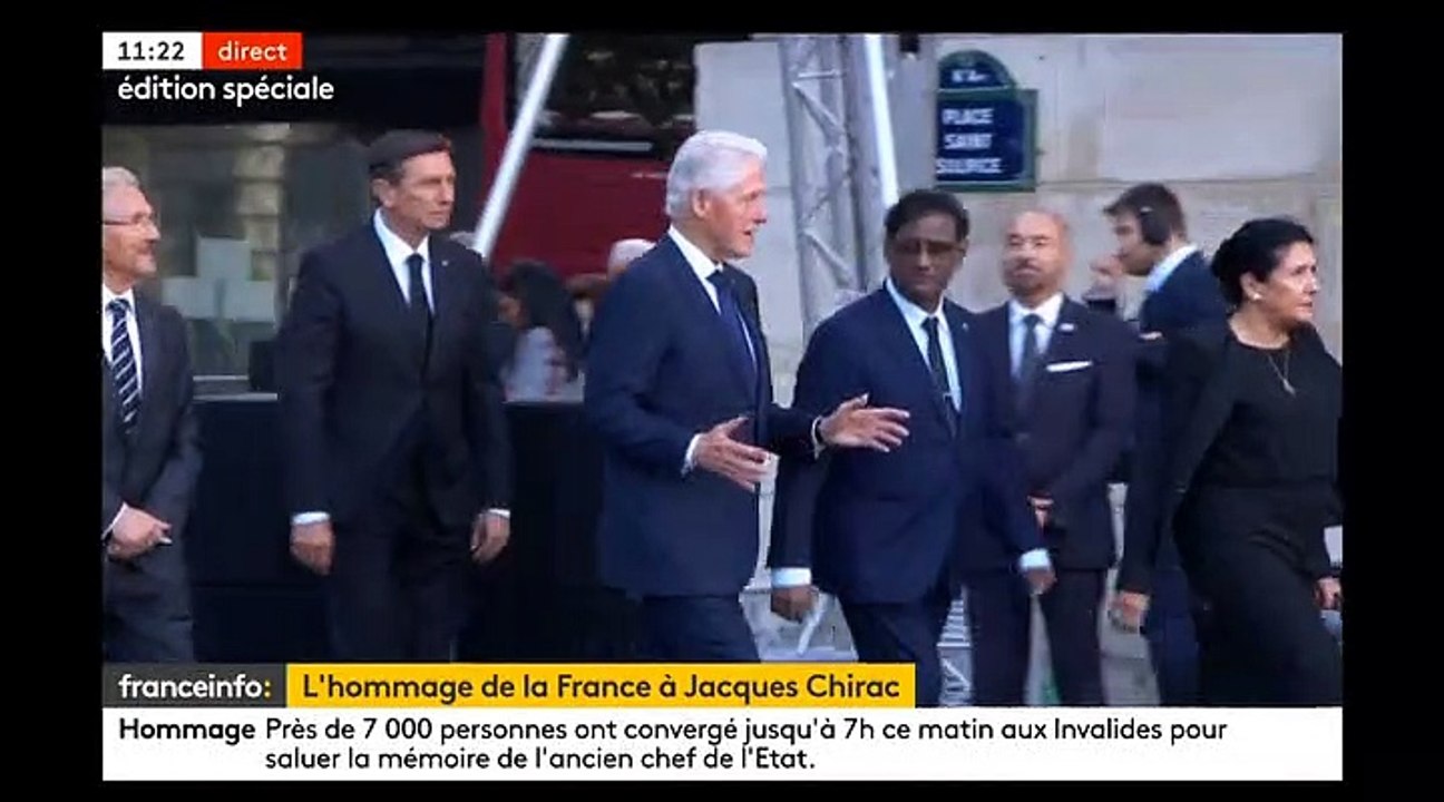 Hommage à Jacques Chirac: Regardez l'ex président américain Bill Clinton arriver sous les applaudissements à l'Eglise Saint-Sulpice