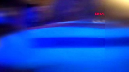 Antalya araç restorana girdi, çevredekiler sürücüyü dövdü