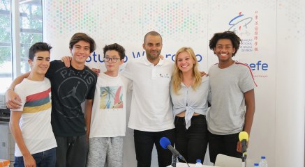 Tony Parker au micro des élèves du Lycée français de Pékin