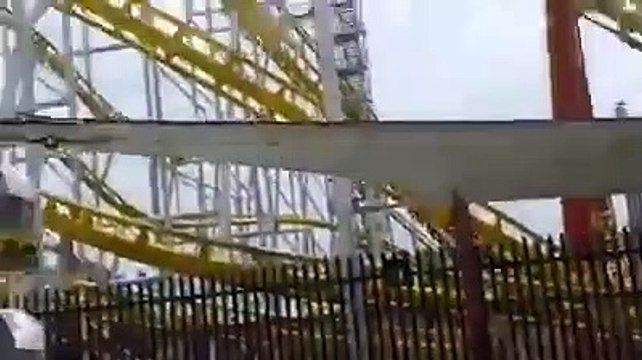 Le déraillement d'un wagon de montagnes russes a provoqué la mort de deux hommes