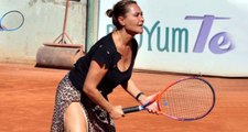 Hülya Avşar  tenis turnuvasına derin yırtmaçlı leopar desenli eteğiyle çıktı
