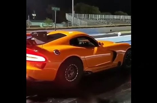 VÍDEO: Un Dodge Viper hace una salvada brutal en una drag race