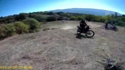 Antrenman yapan motosikletlerin kaza anı kask kamerasında