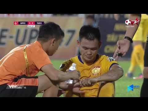 Cận cảnh chấn thương rợn người của Minh Tùng trong trận đấu đầy bạo lực trên SVĐ Lạch Tray