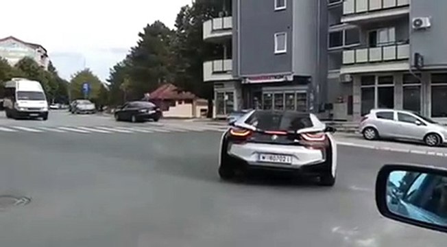 VÍDEO: Esto es lo que pasa cuando un BMW i8 tiene un accidente