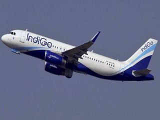 Скачать видео: Indigo flight makes emergency landing after its engine catches fire | Oneindia Malayalam