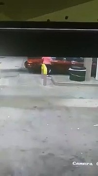 Un cerf frappe par accident une femme sur la tête en sautant donne des coups de pied sur la tête d'une femme en sautant au dessus