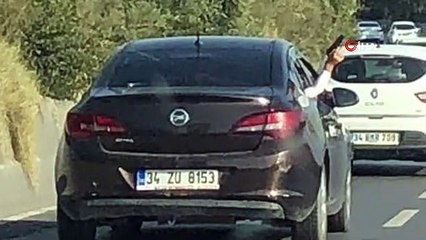 Otomobilin camından silah doğrulttu, sürücüleri korkuttu