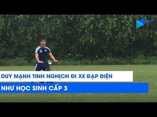 Duy Mạnh thảnh thơi ngồi xe điện và tinh nghịch như học sinh cấp 3