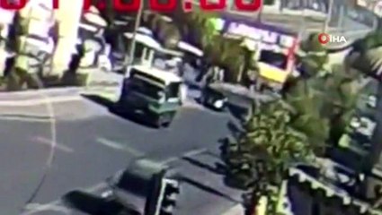 Başkent'te halk otobüsü kazası güvenlik kamerasına yansıdı