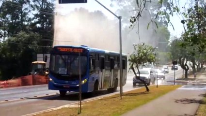 Cano de água estoura na Avenida Tancredo Neves