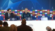 Zidane llega a la sala de prensa