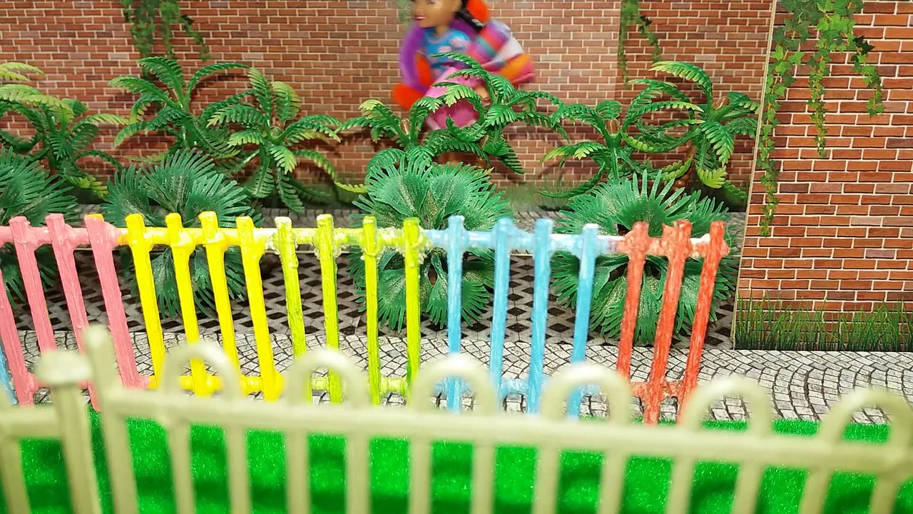 Polly Pocket ve Arkadaşları Havuzda Köpekleri Yıkıyor | Oyuncak Bebeklerle Havuz Oyunları