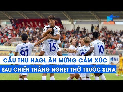 Cầu thủ Hoàng Anh Gia Lai ôm nhau ăn mừng cực xúc động sau chiến thắng nghẹt thở trước SLNA