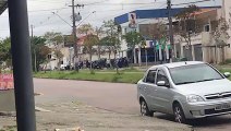 Bandidos invadem banco, usam clientes como “escudo” e disparam tiros