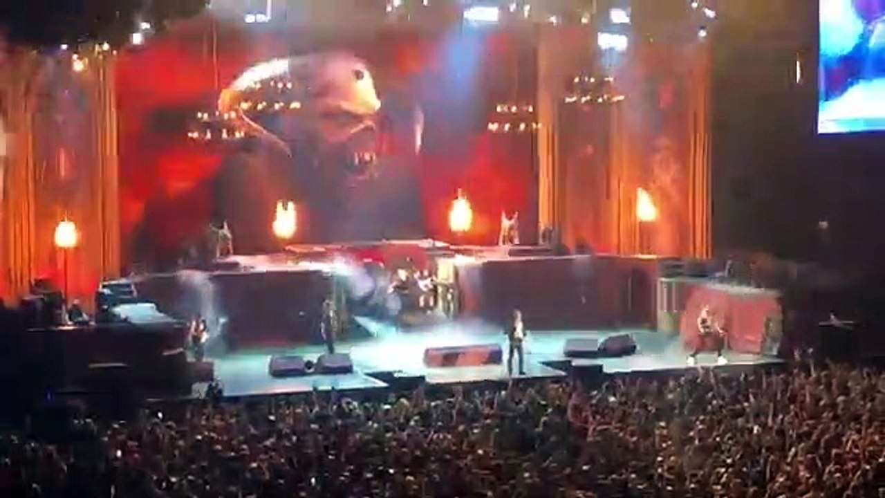 Janick Gers du groupe Iron Maiden perd sa guitare en plein concert