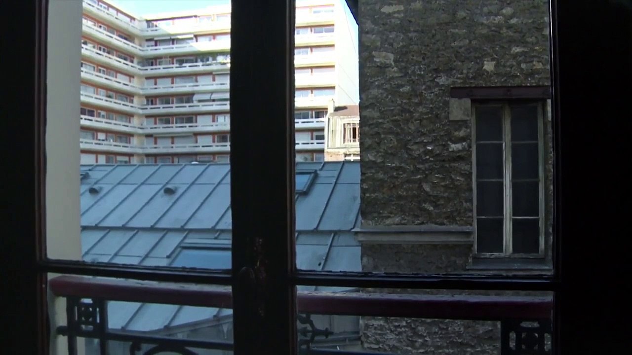 Derrière les pierres