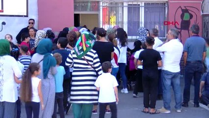 Sultangazi'de tatil edilen okulun velileri eylem yaptı