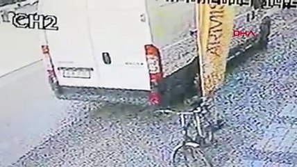 Park halindeki araca böyle çarptı