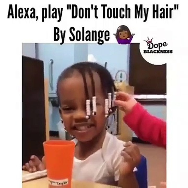 Ange à démon ! L'expression du visage de cette petite fille change du tic au tac quand on lui touche les cheveux