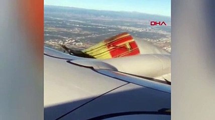 Havada panik ... Uçağın motor kapağı böyle açıldı