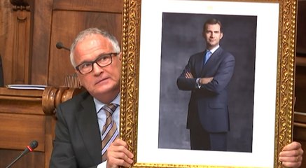 Bou muestra un gran retrato del Rey y critica la decisión de Colau