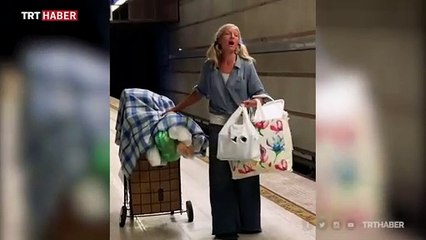 Los Angeles'ta sokakta yaşayan kadın sesiyle büyüledi