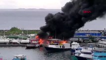 Maldivler'de limana demirli tekneler yandı