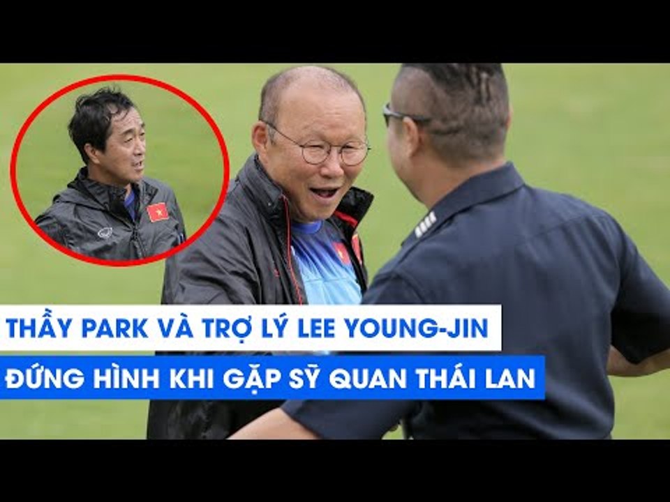 HLV Park Hang-seo và trợ lý Lee Young-jin đứng hình khi gặp sĩ quan Thái Lan | NEXT SPORTS