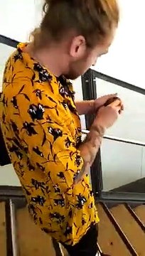 Il sauve un oiseau coincé derrière la vitre d'une gare !