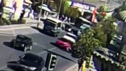 Başkent'te halk otobüsü kazası güvenlik kamerasına yansıdı