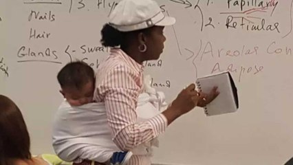 Une prof donne cours en s'occupant du bébé de son élève