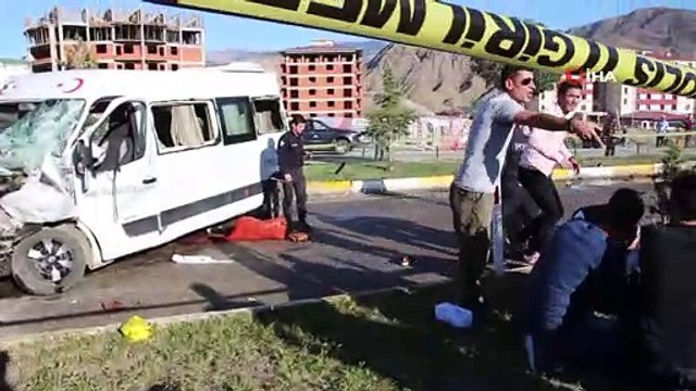 Büyükbaş hayvan yüklü kamyon ile öğrenci servisi çarpıştı: 3 ağır yaralı