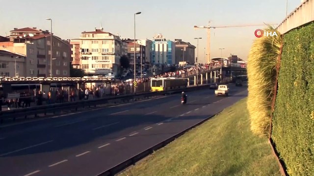 Darülaceze - Perpa Durağı’nda metrobüs yangını