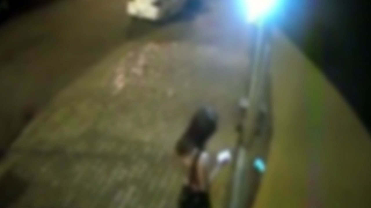 Câmera mostra jovem quebrando interfone de prédio após brigar com o namorado