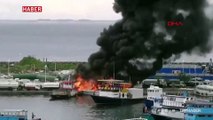 Maldivler'de limana demirli tekneler yandı