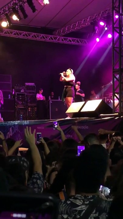 A cantora Duda Beat agradece estilista capixaba Leonardo Loreto por look usado no Viradão Vitória 2019