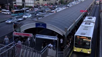 Metrobüste yangın; seferler aksadı