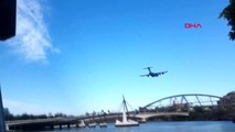 Avustralya'da askeri kargo uçağı, gökdelenlerin arasında uçtu