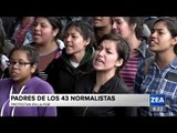 Padres de los 43 normalistas de Ayotzinapa protestan frente a la FGR | Noticias con Paco Zea
