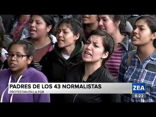 Video herunterladen: Padres de los 43 normalistas de Ayotzinapa protestan frente a la FGR | Noticias con Paco Zea