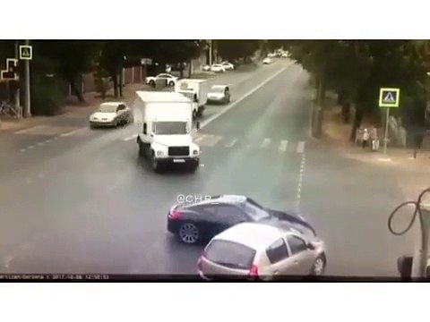 Un conducteur en Porsche tente de s'enfuir après avoir percuté une voiture... Raté