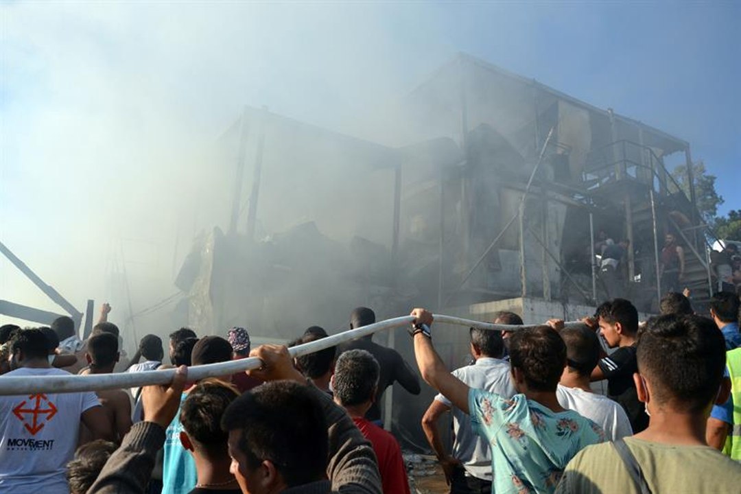 Heridos tras una incendio en el campo de refugiados de Moria, en la isla griega de Lesbos